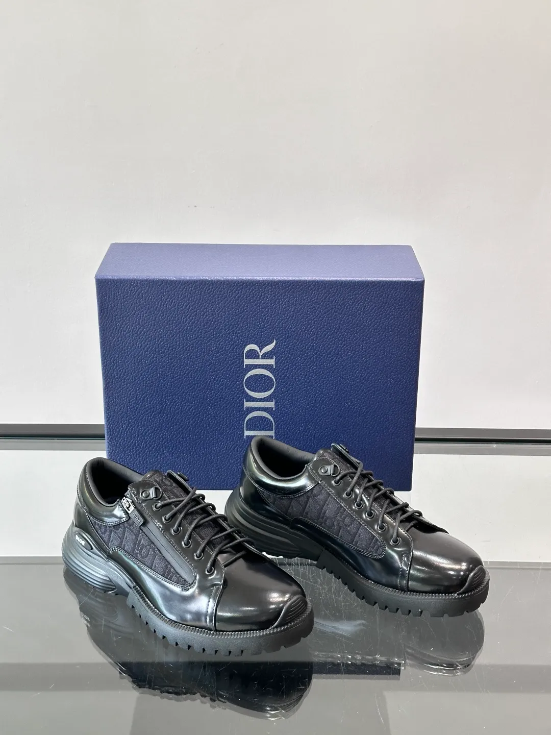 Men's shoes 💰p560 "Dio＊" Combat Derby Shoes Dior Combat Derby Shoes, black calfskin + Dior Oblique embroidery, highly recognizable. Shoelaces + technical zippers make it easy to put on and take off. The EVA hybrid soles are light and comfortable, with a sense of sportiness and fashion. They are great for daily wear or sports. They are the perfect combination of high fashion and functionality. size: 39-44 (38.45 customized)